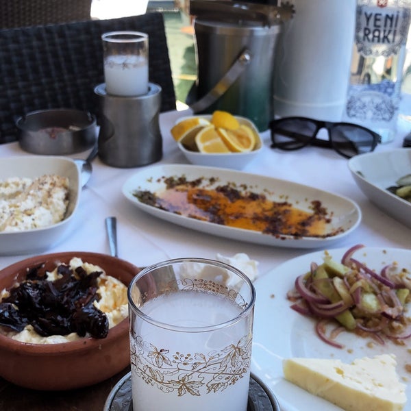 Das Foto wurde bei Köşem Restaurant von Hüseyin Gezinmez am 8/24/2018 aufgenommen