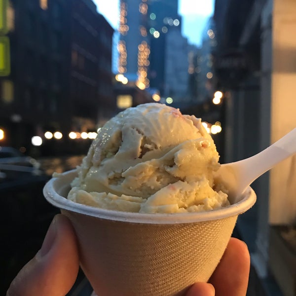 Foto tirada no(a) Van Leeuwen Artisan Ice Cream por Viktor N. em 7/18/2018