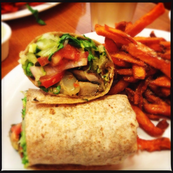รูปภาพถ่ายที่ Veggie Grill โดย Jen R. เมื่อ 5/12/2013