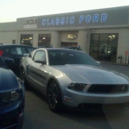 Foto tomada en Classic Ford Lincoln of Columbia  por Michelle B. el 10/13/2012