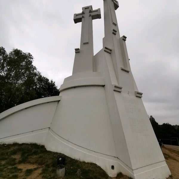 Foto tirada no(a) Hill of Three Crosses Lookout por James L. em 10/3/2020