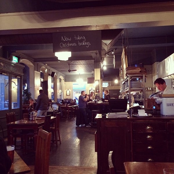 11/9/2013にNicholas P.がThe Oxford Tavernで撮った写真