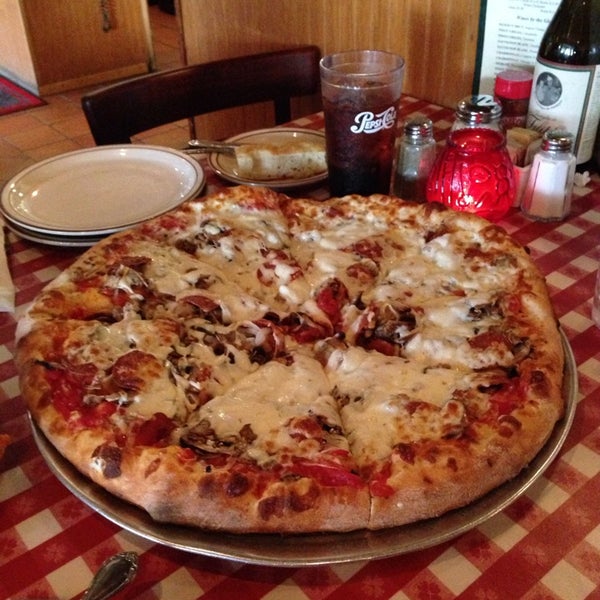 Photo prise au Filippi&#39;s Pizza Grotto- Napa par Aurelio A. le7/15/2014