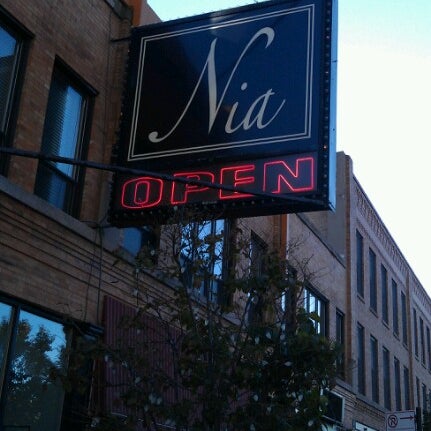 รูปภาพถ่ายที่ Nia Restaurant โดย Eddie M. เมื่อ 10/2/2012