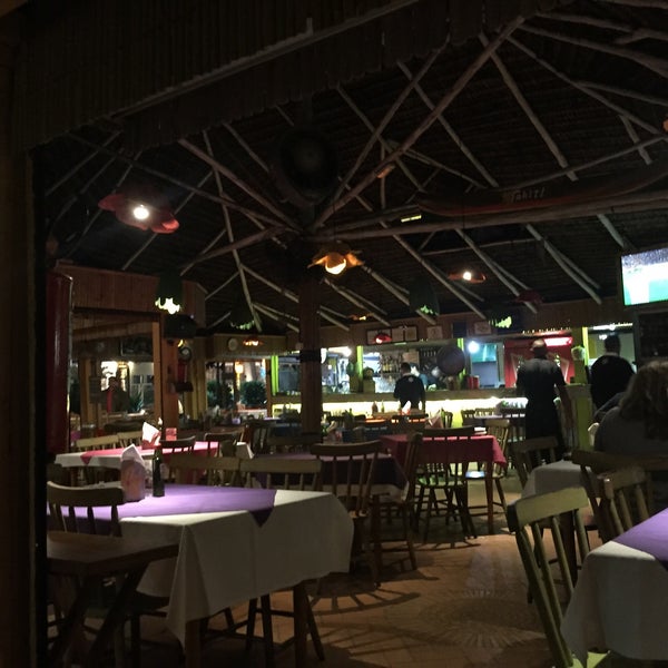 Foto scattata a Tahiti Restaurante Pizza Bar da Kuka il 7/30/2015