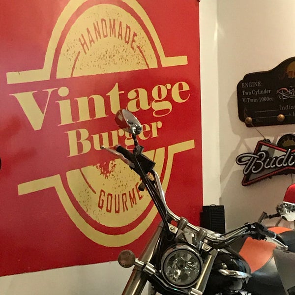 รูปภาพถ่ายที่ Vintage Burger โดย Kuka เมื่อ 9/21/2019