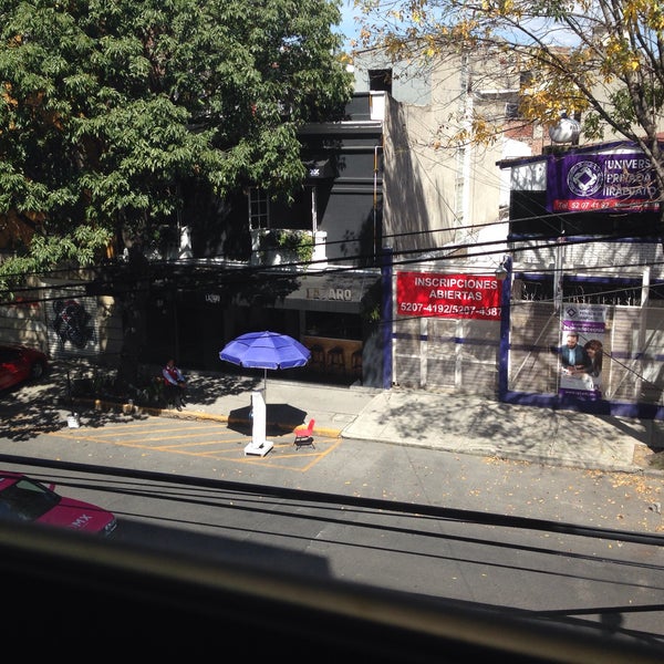 Todos salen borrachos y gritando pelades y media en plena madrugada sea el día que sea ... Y estacionan sus bicicletas estorbando la entrada de edificio ... Los carros entran con mucha dificultad