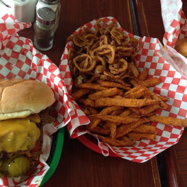 4/21/2014 tarihinde Jazzyziyaretçi tarafından Chop House Burgers'de çekilen fotoğraf