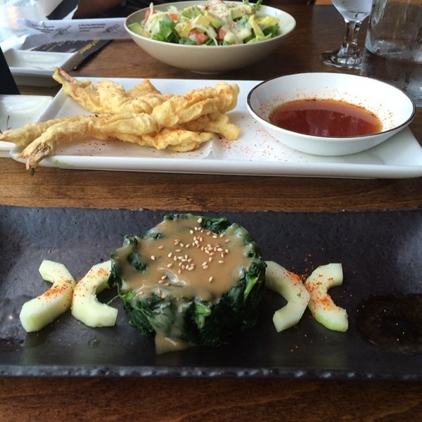 Снимок сделан в Katakana Sushi Bar пользователем Oscar L. 7/15/2014