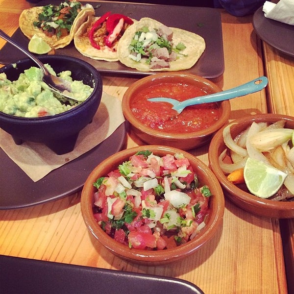 รูปภาพถ่ายที่ Tacos Tequilas โดย Oscar L. เมื่อ 3/23/2014