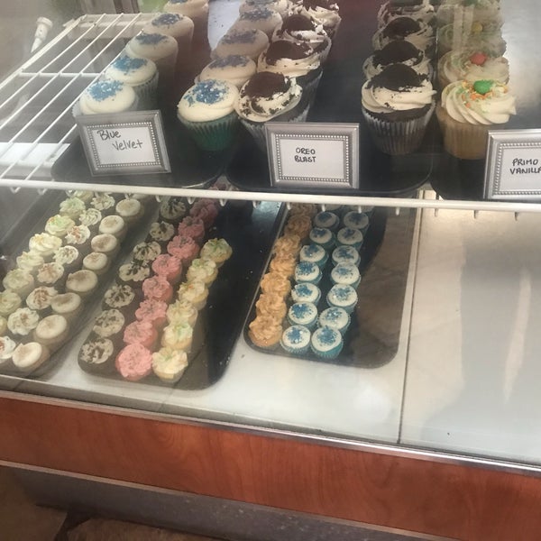 Снимок сделан в Cupprimo Cupcakery &amp; Coffee Spot пользователем Denise B. 2/21/2019