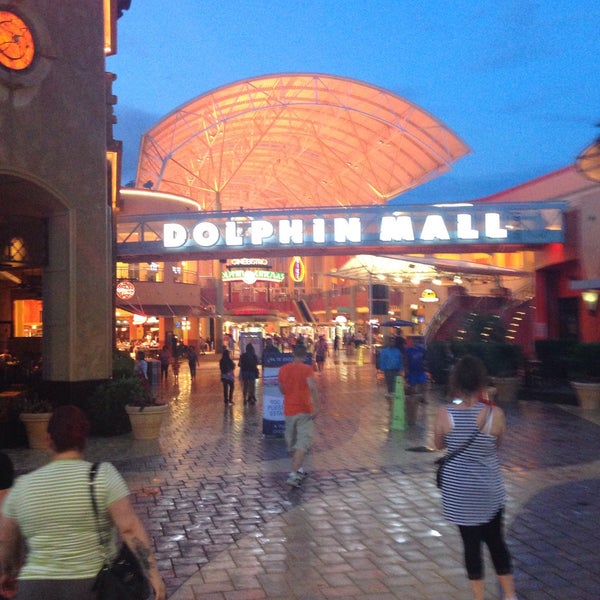 Foto tirada no(a) Dolphin Mall por Juan E. em 6/10/2015