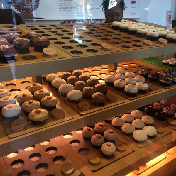Photo taken at Sprinkles Cupcakes by Juan E. on 12/24/2017