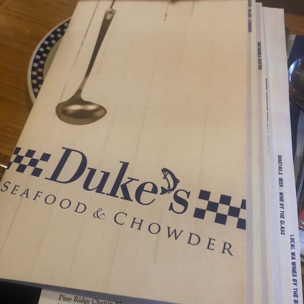 Foto scattata a Duke&#39;s Seafood Tacoma da Kristina K. il 8/25/2018