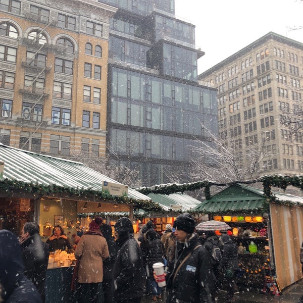 Foto diambil di Union Square Holiday Market oleh Kristina K. pada 12/9/2017