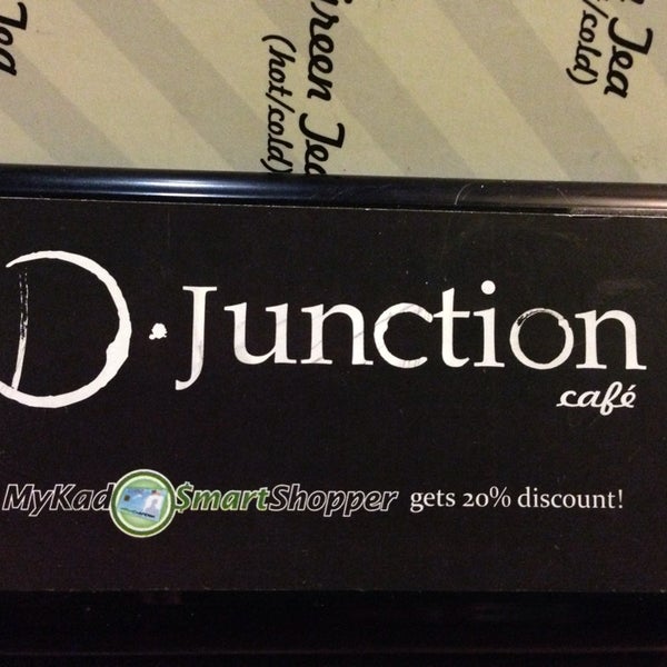 รูปภาพถ่ายที่ D Junction Cafe โดย Fiza R. เมื่อ 2/27/2014