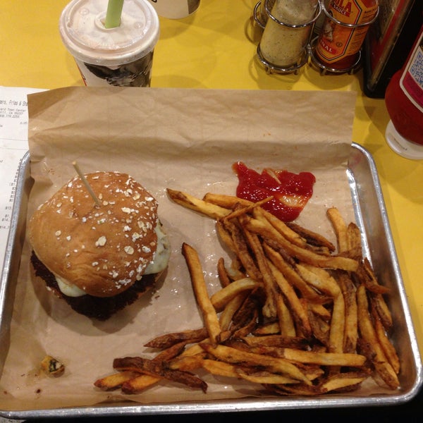 รูปภาพถ่ายที่ MOOYAH Burgers, Fries &amp; Shakes โดย Amy L. เมื่อ 1/8/2016