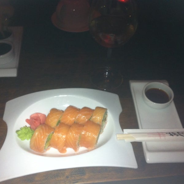 Foto tomada en Nikko Seafood and Sushi  por Amy L. el 7/20/2014
