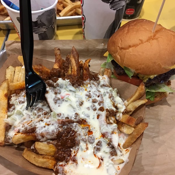 Foto diambil di MOOYAH Burgers, Fries &amp; Shakes oleh Amy L. pada 6/14/2017