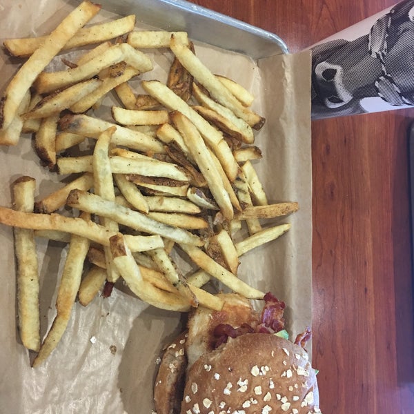 7/21/2018에 Amy L.님이 MOOYAH Burgers, Fries &amp; Shakes에서 찍은 사진