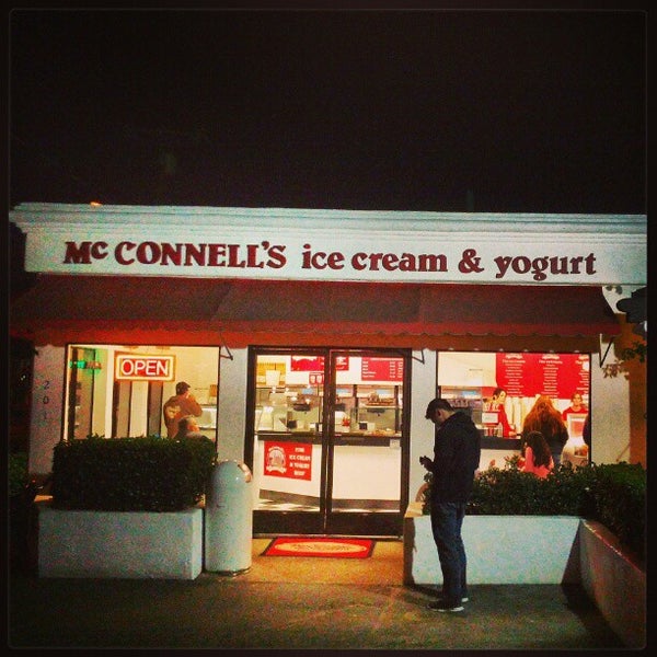 รูปภาพถ่ายที่ Mission Street Ice Cream and Yogurt - Featuring McConnell&#39;s Fine Ice Creams โดย Samuel R. เมื่อ 12/31/2012
