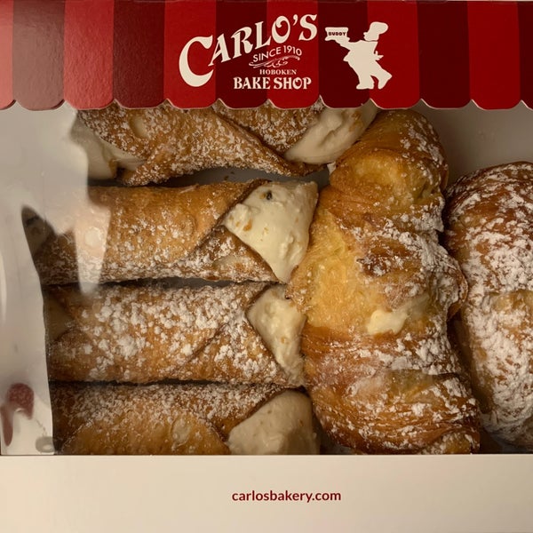 รูปภาพถ่ายที่ Carlo&#39;s Bake Shop โดย erykacea เมื่อ 11/22/2021