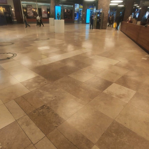 Foto tirada no(a) Jockey Plaza por underground em 11/5/2021