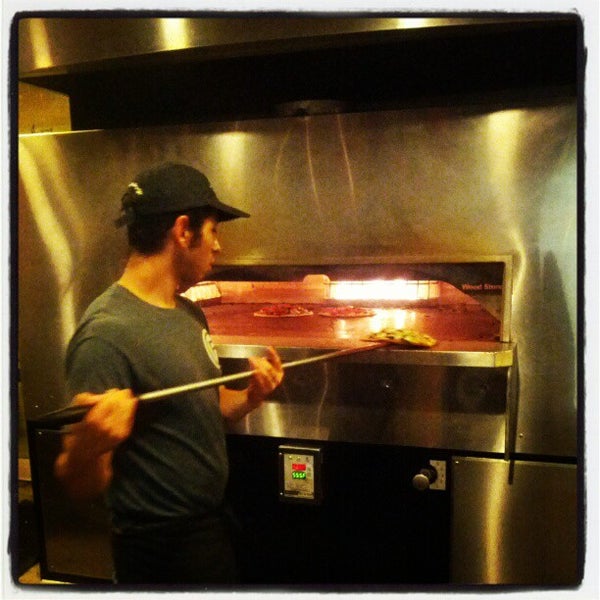 9/30/2012 tarihinde Adam L.ziyaretçi tarafından Pieology Pizzeria'de çekilen fotoğraf