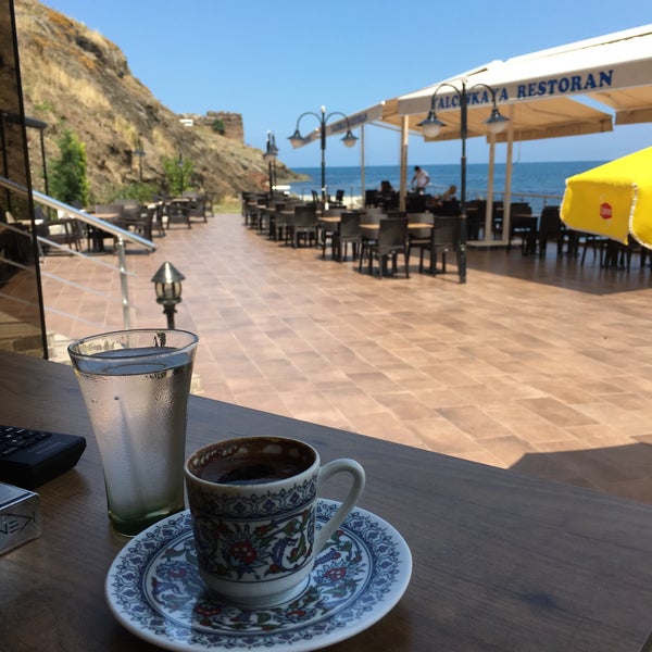 Foto tirada no(a) Yalçınkaya Cafe &amp; Restaurant por Kerem Y. em 7/28/2018