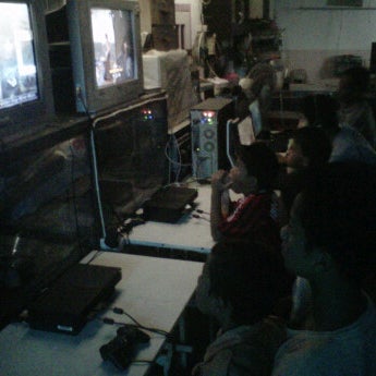 Photo prise au GENESIS Cybercafe &amp; Game Center (@Cafe-GWarnet Gold) par ryan_winatta 黃. le11/4/2012