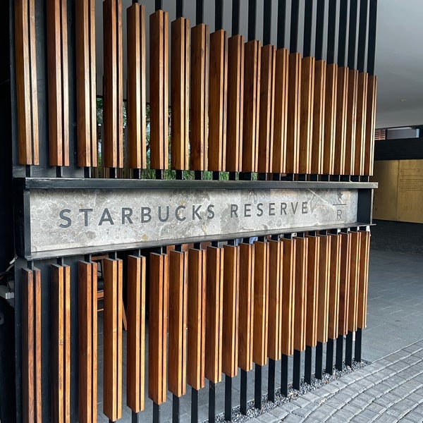 Photo prise au Starbucks Reserve par Lama. le8/11/2023