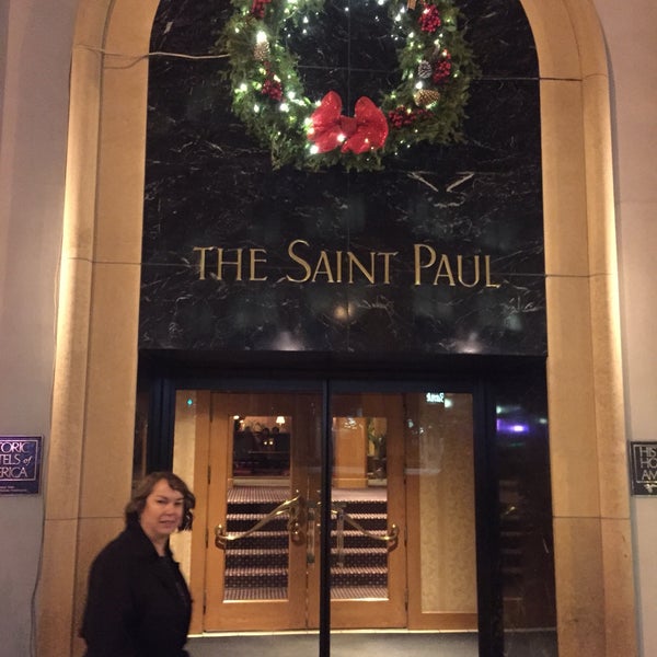 Das Foto wurde bei The Saint Paul Hotel von Skip P. am 12/3/2016 aufgenommen