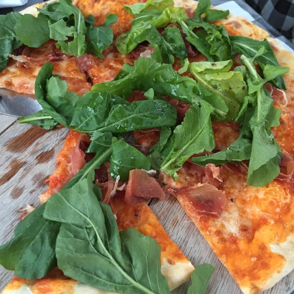 Foto tirada no(a) Artigiano Pizza Rústica por Esmeralda G. em 1/24/2016