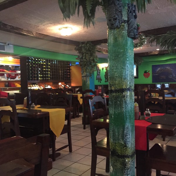 รูปภาพถ่ายที่ Caramba! Restaurant โดย Esmeralda G. เมื่อ 12/18/2015