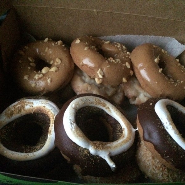 Das Foto wurde bei Holey Moley Coffee + Doughnuts von Eleanor D. am 9/27/2014 aufgenommen