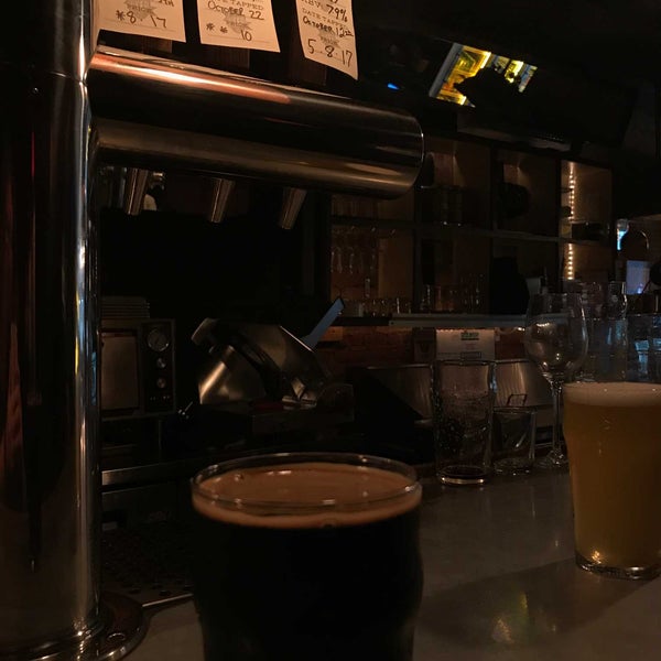 10/26/2018 tarihinde Eleanor D.ziyaretçi tarafından Alphabet City Beer Co.'de çekilen fotoğraf