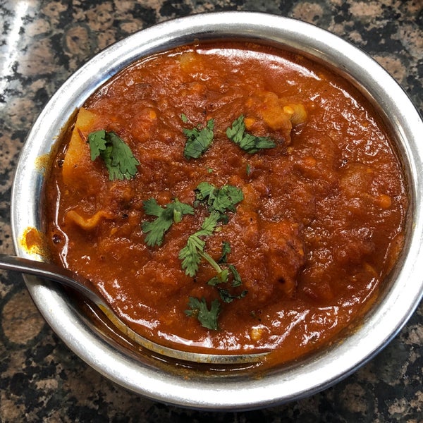 Foto scattata a Bhanu&#39;s Indian Grocery &amp; Cuisine da Scott T. il 9/4/2019