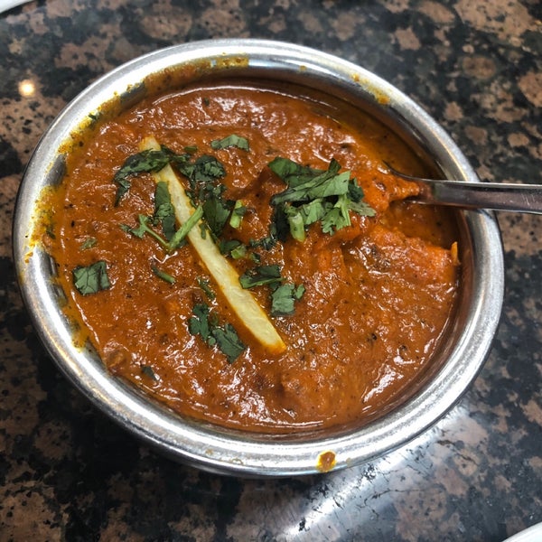 Foto tomada en Bhanu&#39;s Indian Grocery &amp; Cuisine  por Scott T. el 1/10/2019