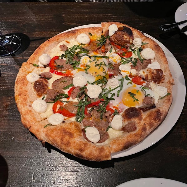 11/17/2021 tarihinde Scott T.ziyaretçi tarafından Pizza Rock'de çekilen fotoğraf