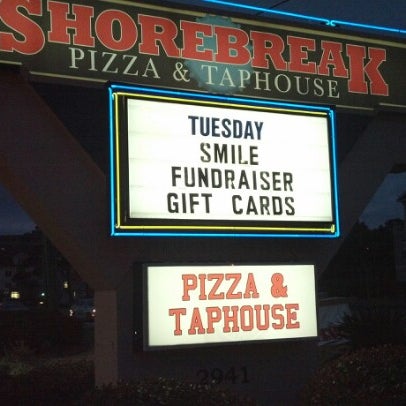 Снимок сделан в ShoreBreak Pizza &amp; Taphouse пользователем Kristen T. 12/11/2012