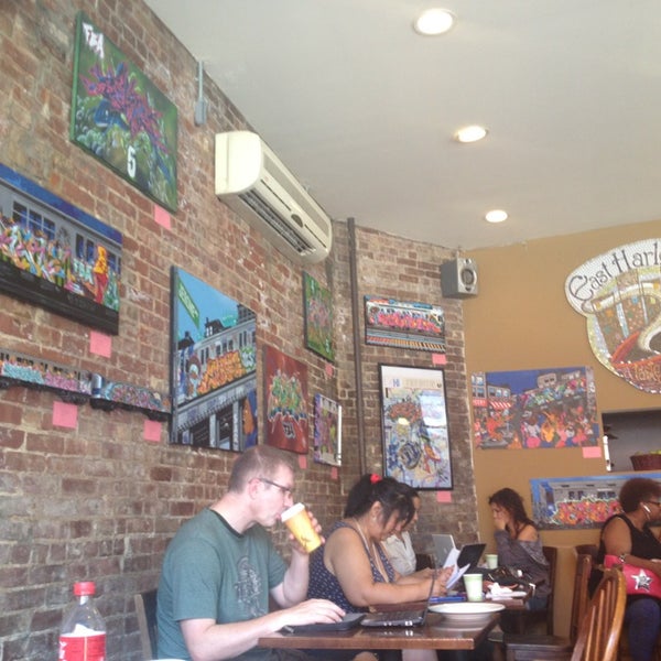 รูปภาพถ่ายที่ East Harlem Cafe โดย Deborah T. เมื่อ 9/12/2013