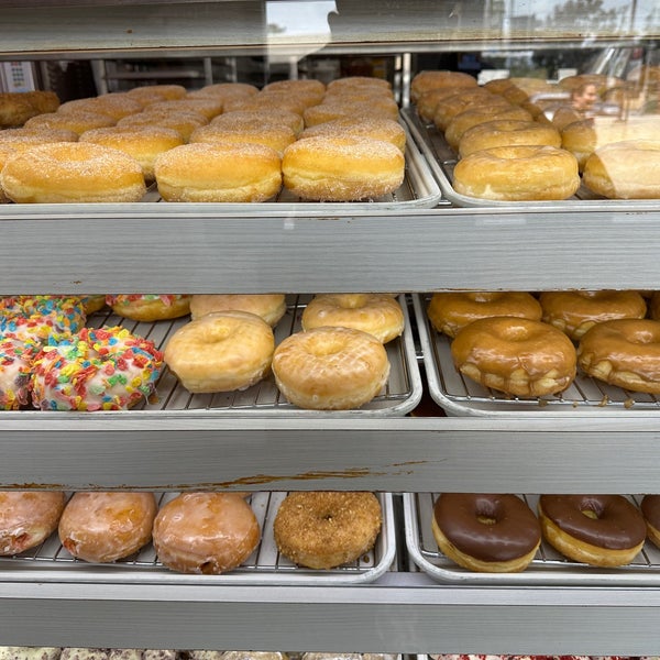 รูปภาพถ่ายที่ SK Donuts &amp; Croissants โดย Mike เมื่อ 4/14/2023