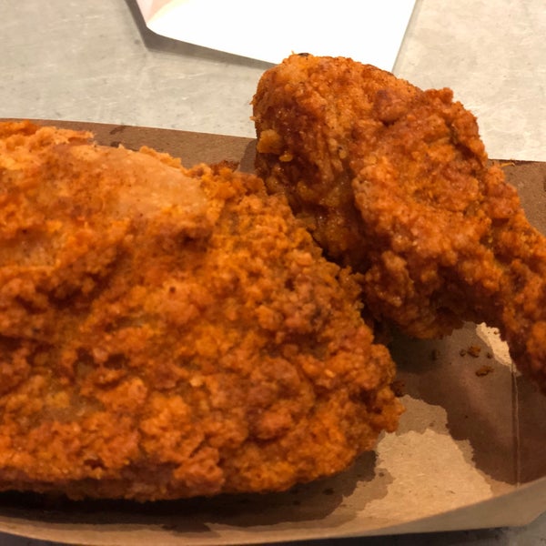 Foto diambil di Blue Ribbon Fried Chicken oleh Mike pada 6/18/2019
