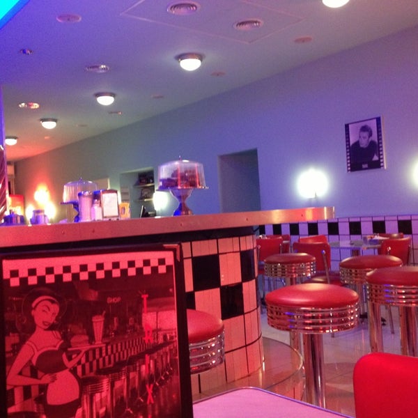 2/9/2013 tarihinde Juan Pablo D.ziyaretçi tarafından TRIXIE American Diner'de çekilen fotoğraf