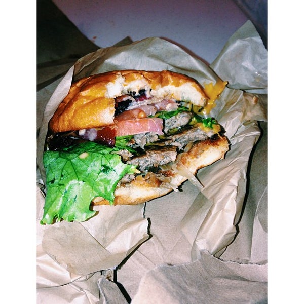 Foto diambil di Modern Burger oleh Michael K. pada 9/10/2013