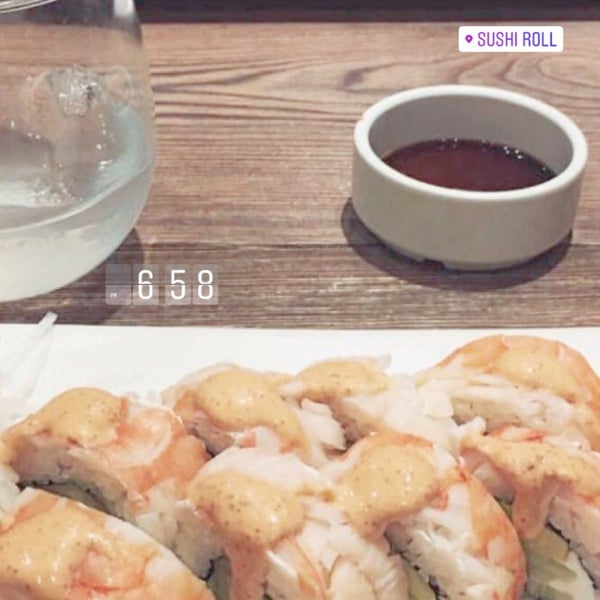 Foto tirada no(a) Sushi Roll por Diana O. em 6/17/2018