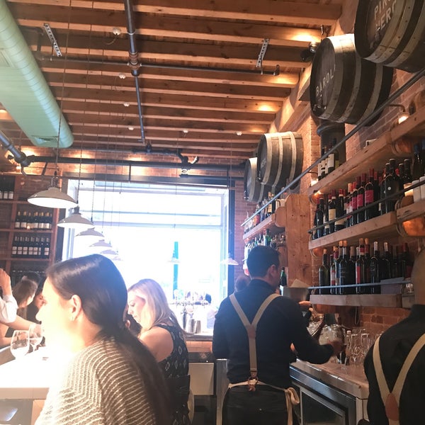 6/14/2017 tarihinde Akari Y.ziyaretçi tarafından Terra Wine Bar'de çekilen fotoğraf
