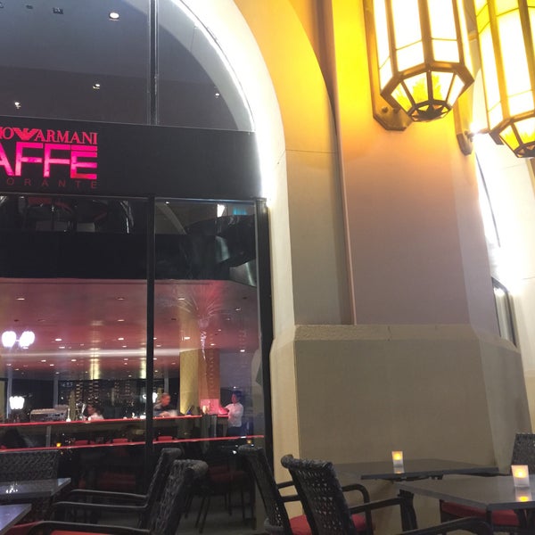 Das Foto wurde bei Emporio Armani Café- The Pearl Qatar von Kenneth P. am 9/24/2015 aufgenommen