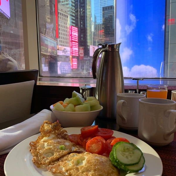 รูปภาพถ่ายที่ Crowne Plaza Times Square Manhattan โดย Adynutza เมื่อ 10/4/2019