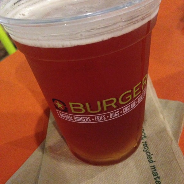 Photo prise au BurgerFi par Shawn N. le3/16/2014